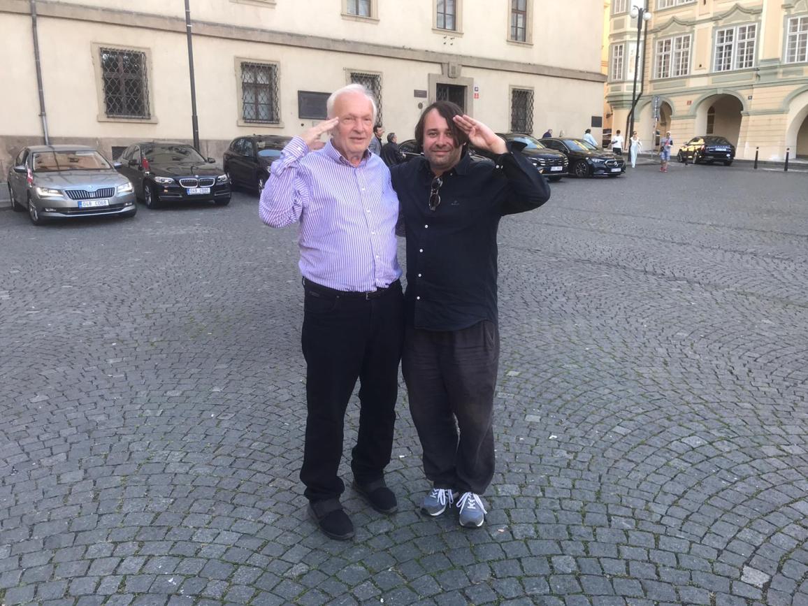 Tomáš Oliva a Marek Číhal před vozy diplomatů, vzadu Profesní dům