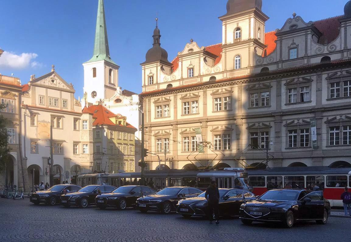 Automobily z ambasád uvedených na výstavě
