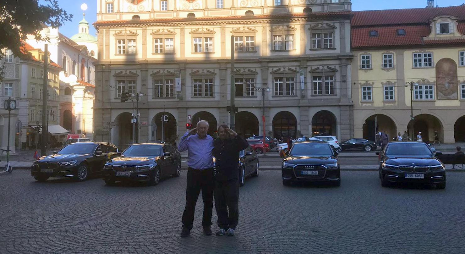 Tomáš Oliva a Marek Číhal před vozy diplomatů, v pozadí bývalá malostranská radnice